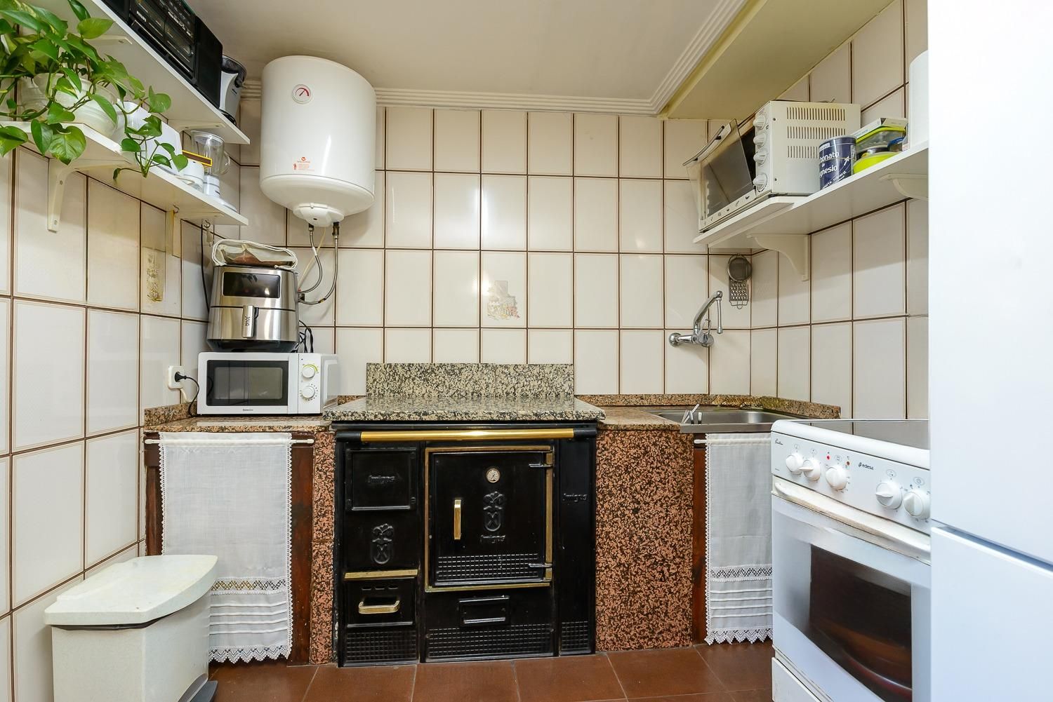 Kitchen of Single-family semi-detached for sale in Oviedo   with Private garden, Terrace and Storage room