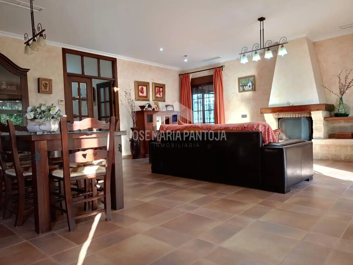 Sala d'estar de Casa o xalet en venda en Arcos de la Frontera amb Calefacció, Jardí privat i Traster