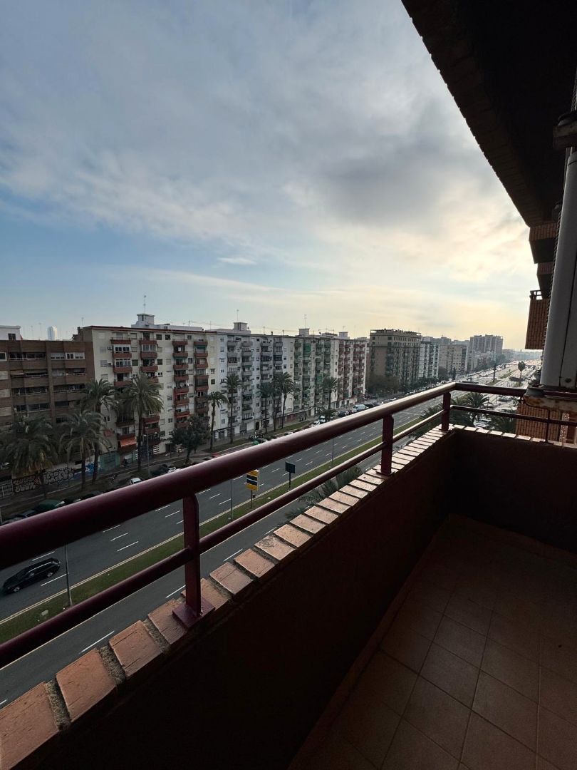 Vista exterior de Pis de lloguer en  Valencia Capital amb Aire condicionat i Balcó