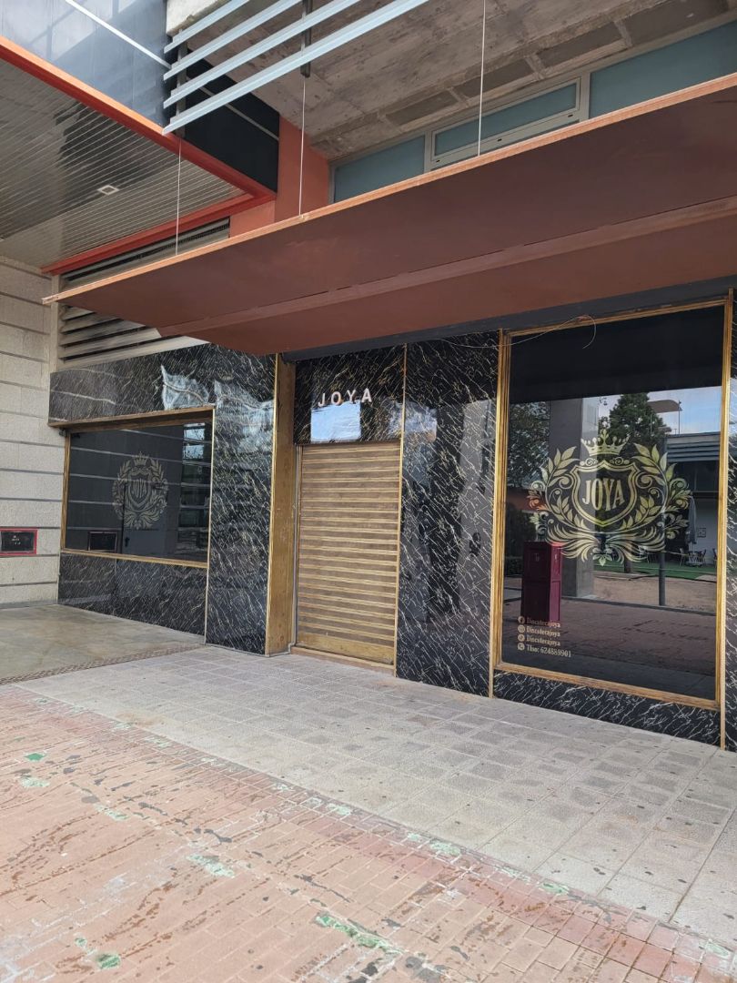 Vista exterior de Local en venta en Alcalá de Henares con Aire acondicionado, Calefacción y Parquet