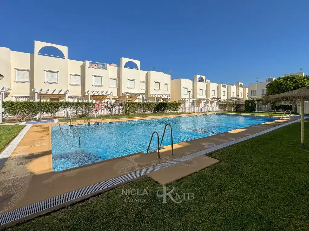 Schwimmbecken von Maisonette zum Verkauf in Vera mit Klimaanlage, Terrasse und Möbliert