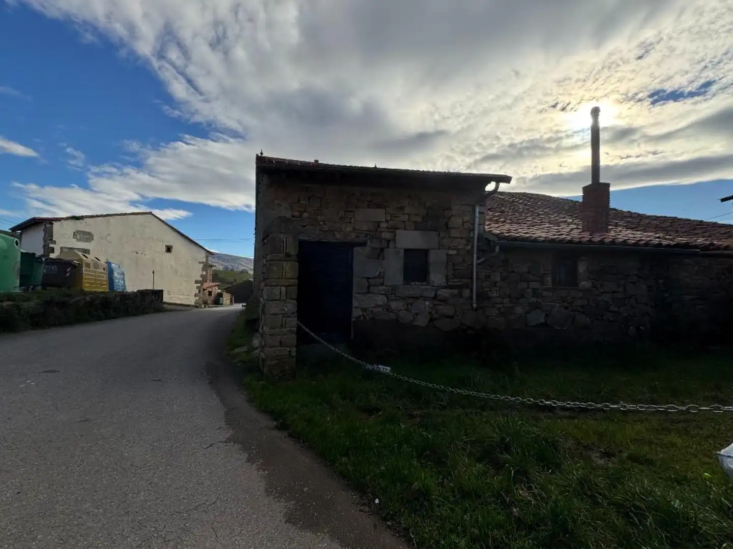 Vista exterior de Casa adosada en venda en Arenas de Iguña amb Jardí privat, Terrassa i Traster
