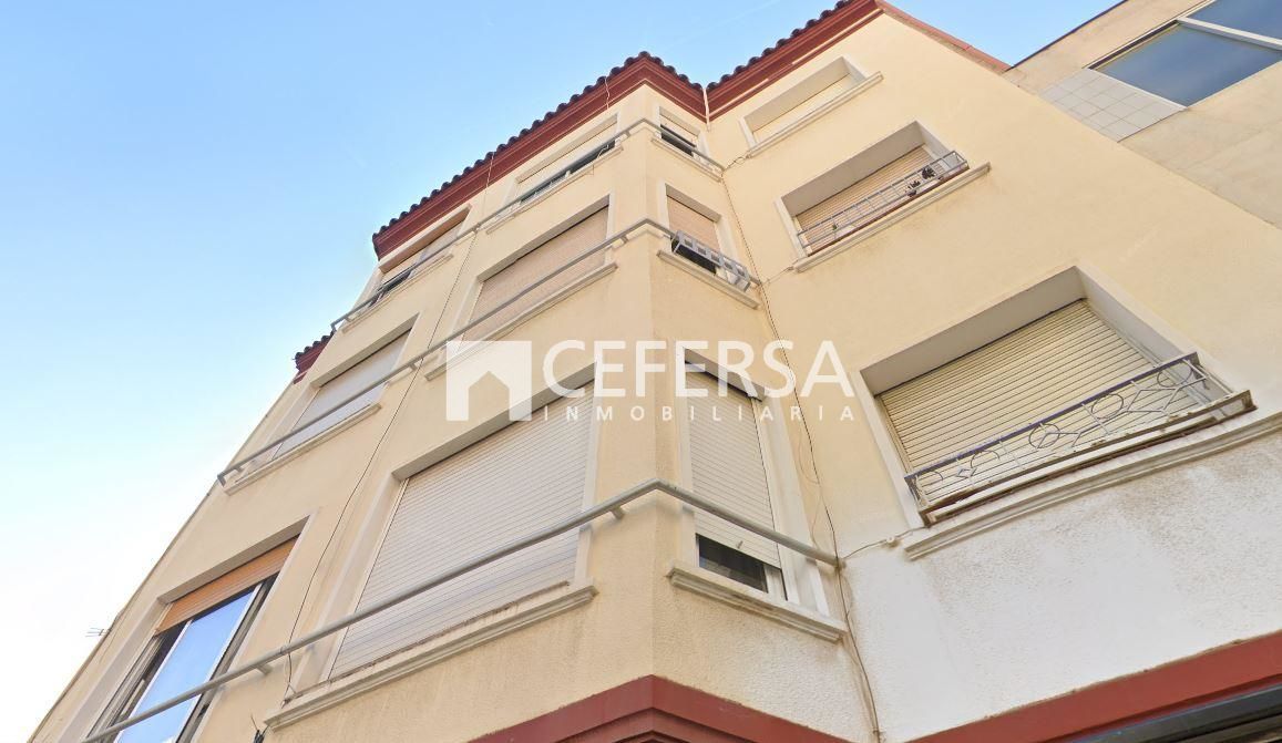 Vista exterior de Edifici en venda en Cornellà de Llobregat
