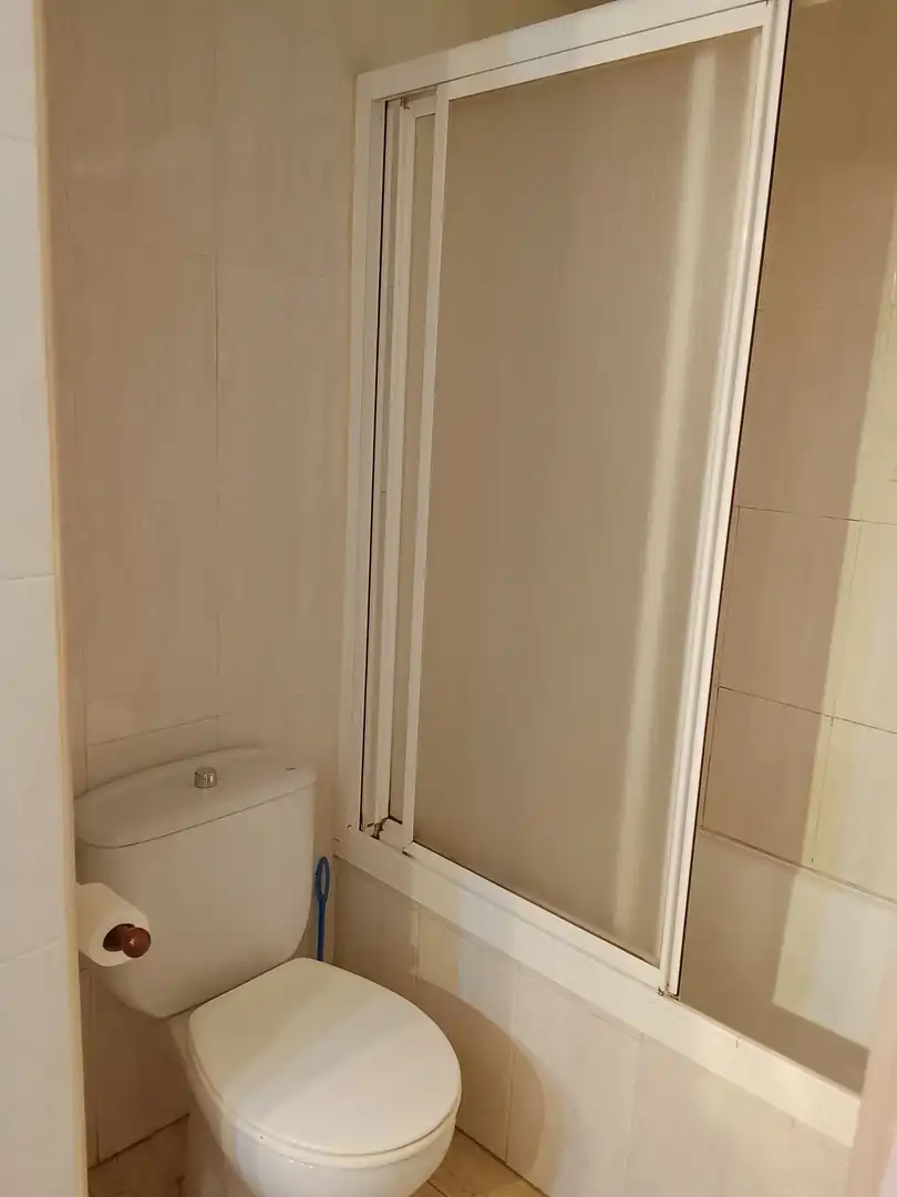 Badezimmer von Wohnung zum Verkauf in Madrigal de la Vera mit Klimaanlage, Heizung und Möbliert
