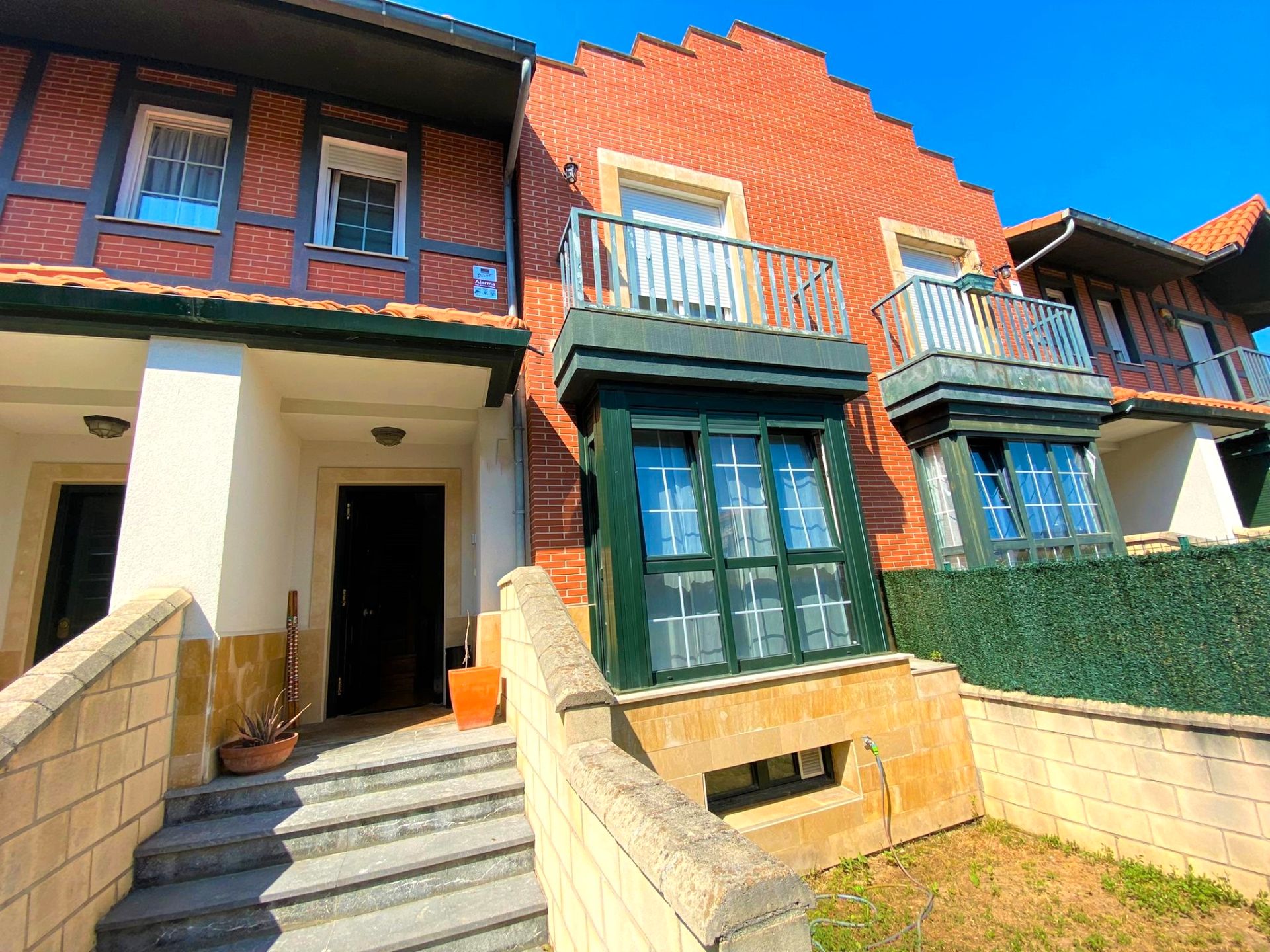 Vista exterior de Casa adosada en venta en Castro-Urdiales con Calefacción, Jardín privado y Parquet