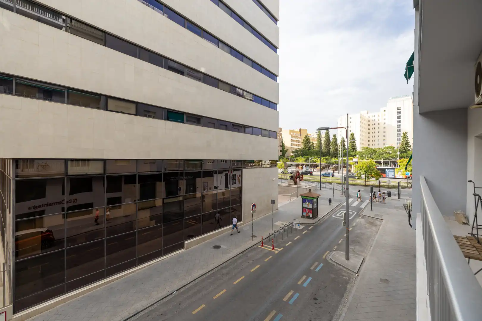 Vista exterior de Pis de lloguer en Granada amb Calefacció, Moblat i Microones