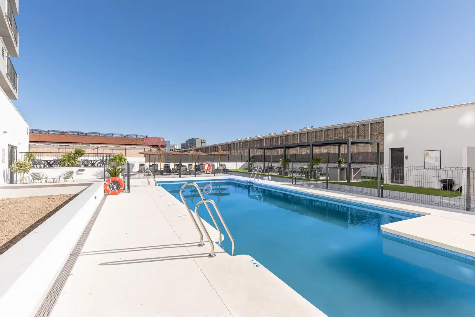 Piscina de Pis de lloguer en Málaga amb Aire condicionat, Terrassa i Traster