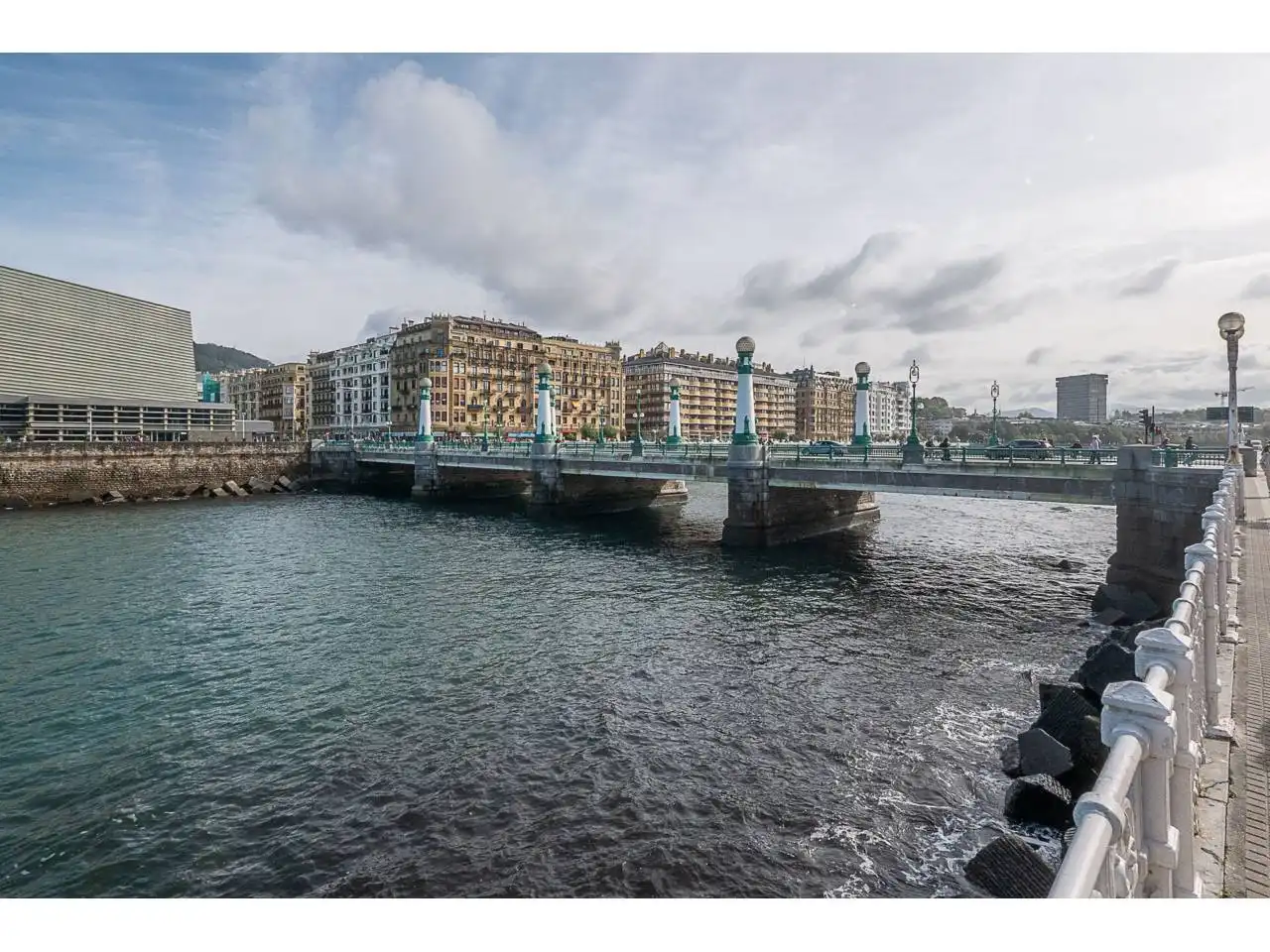 Vista exterior de Pis en venda en Donostia - San Sebastián  amb Calefacció i Balcó