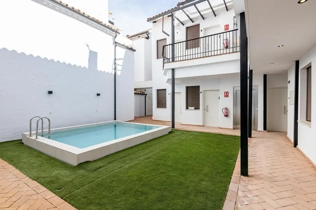 Piscina de Apartament en venda en Córdoba amb Aire condicionat, Jardí privat i Moblat