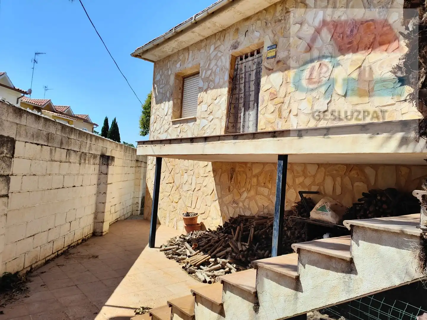 Vista exterior de Casa adosada en venda en Corral de Almaguer amb Jardí privat, Parquet i Terrassa