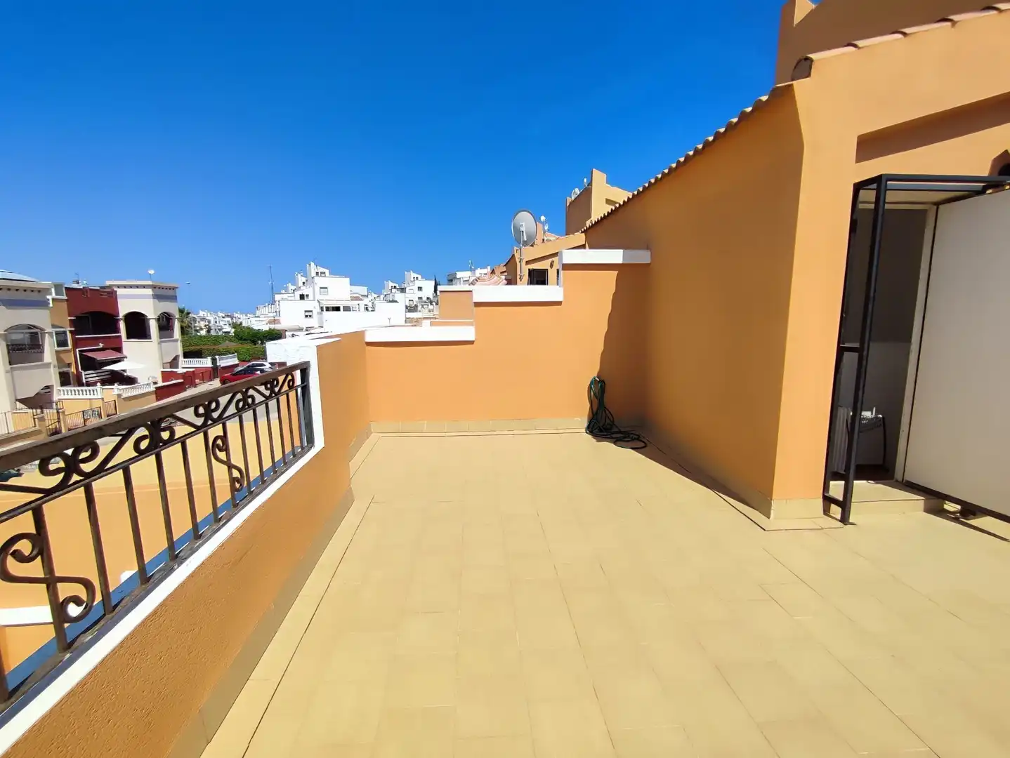 Terrasse von Einfamilien-Reihenhaus zum Verkauf in Orihuela mit Klimaanlage, Terrasse und Möbliert