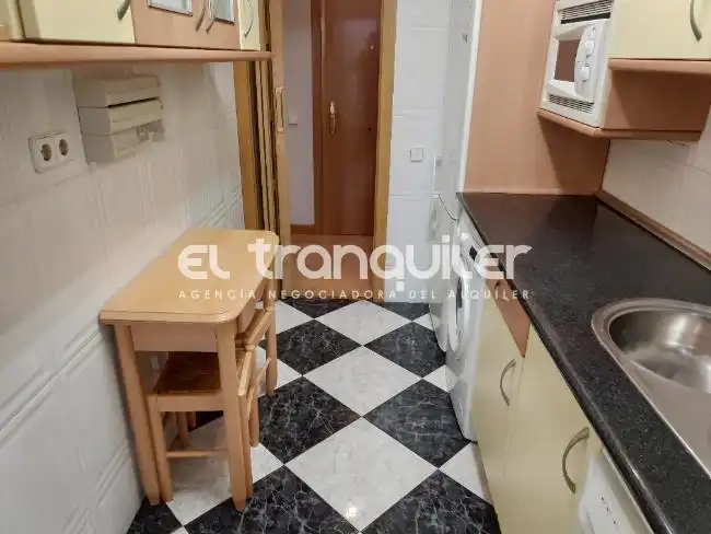 Cuina de Pis de lloguer en Madrid amb Aire condicionat, Terrassa i Moblat