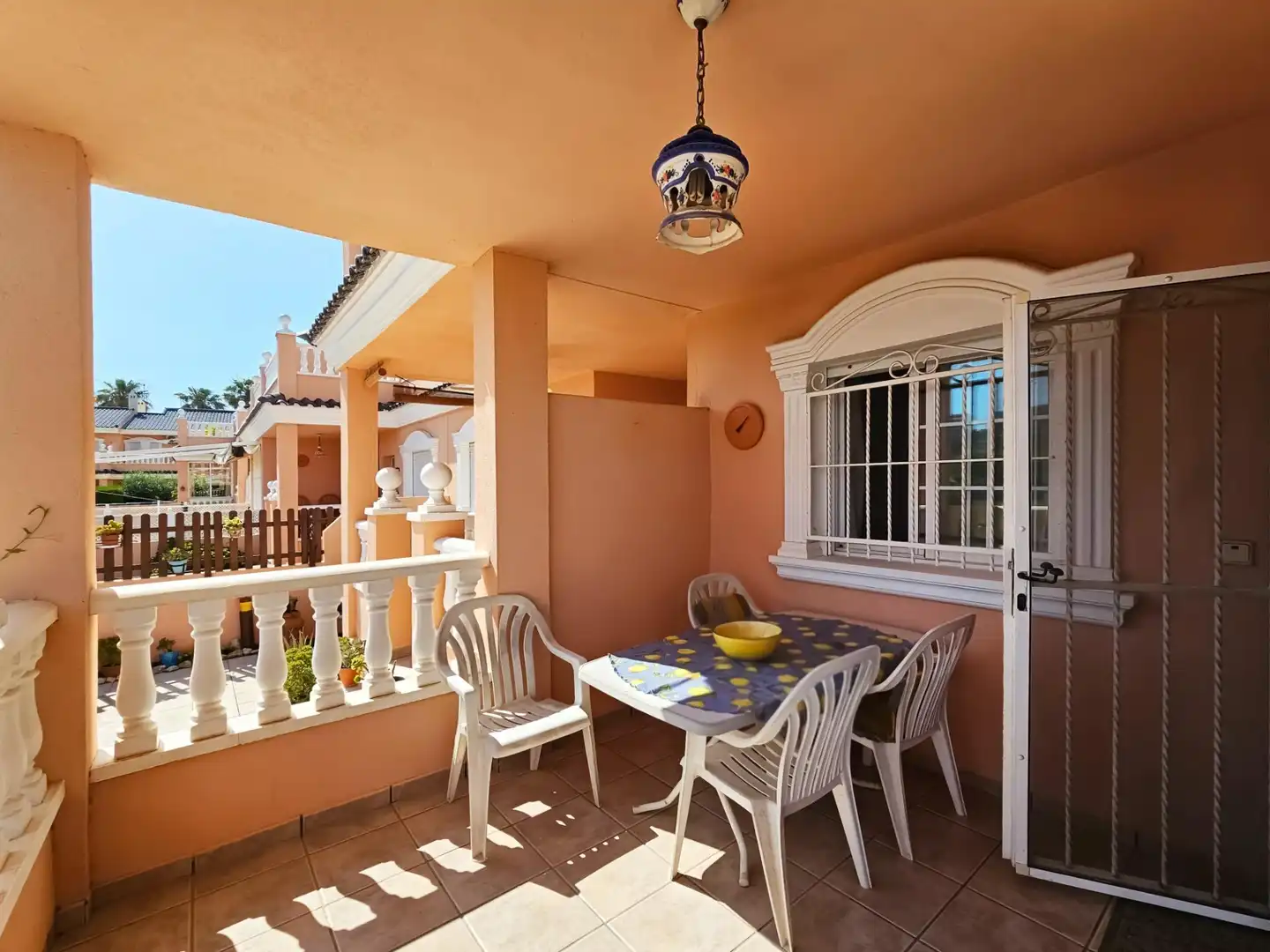 Terrasse von Einfamilien-Reihenhaus zum Verkauf in Santa Pola mit Heizung, Privatgarten und Terrasse