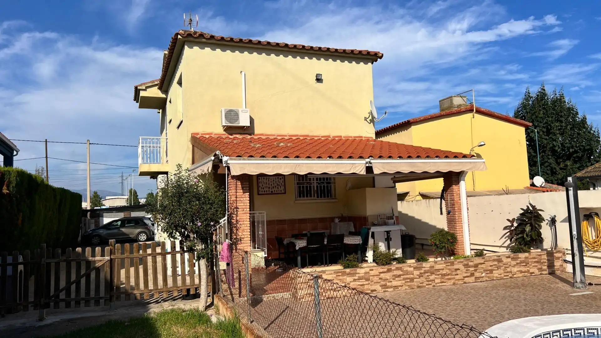 Vista exterior de Casa o xalet en venda en Castellón de la Plana / Castelló de la Plana amb Aire condicionat, Jardí privat i Terrassa
