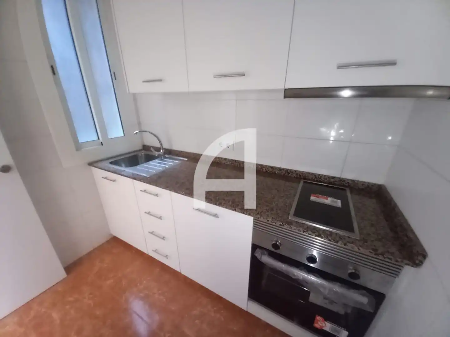 Cocina de Estudio de alquiler en Barcelona con Terraza y Balcón