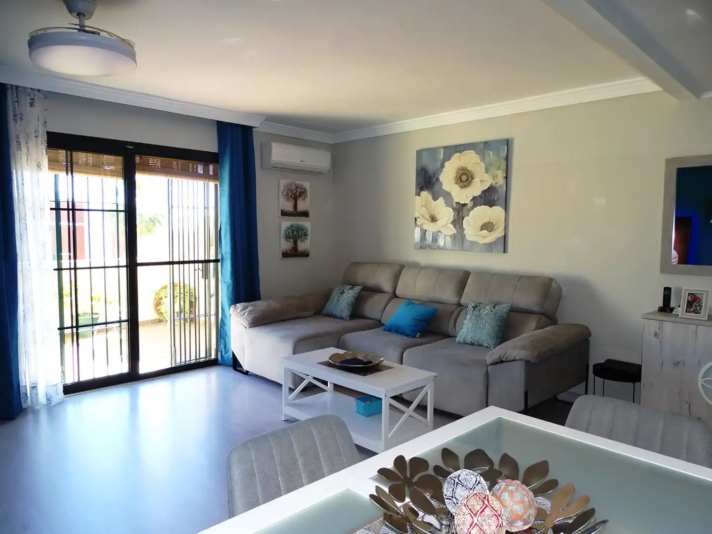 Sala de estar de Casa adosada en venta en Rincón de la Victoria con Aire acondicionado, Calefacción y Jardín privado