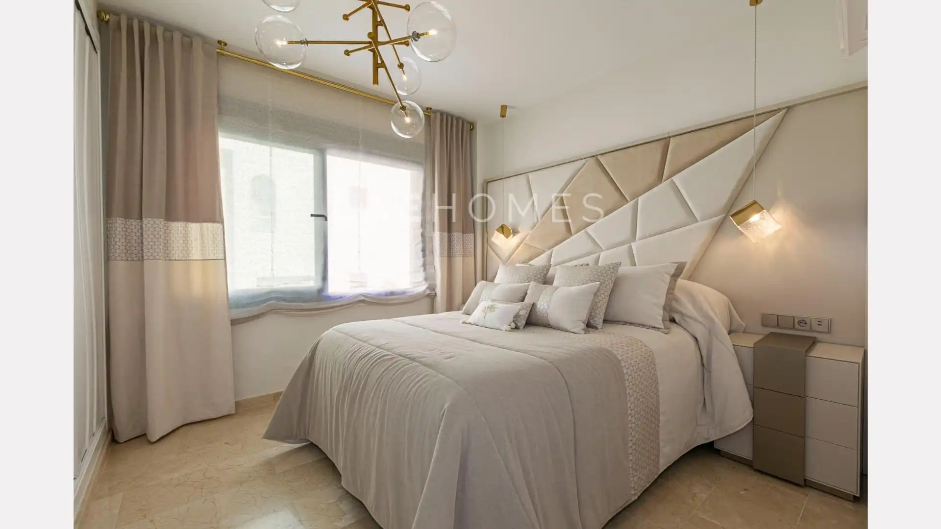 Schlafzimmer von Dachboden zum Verkauf in Marbella mit Klimaanlage, Heizung und Terrasse