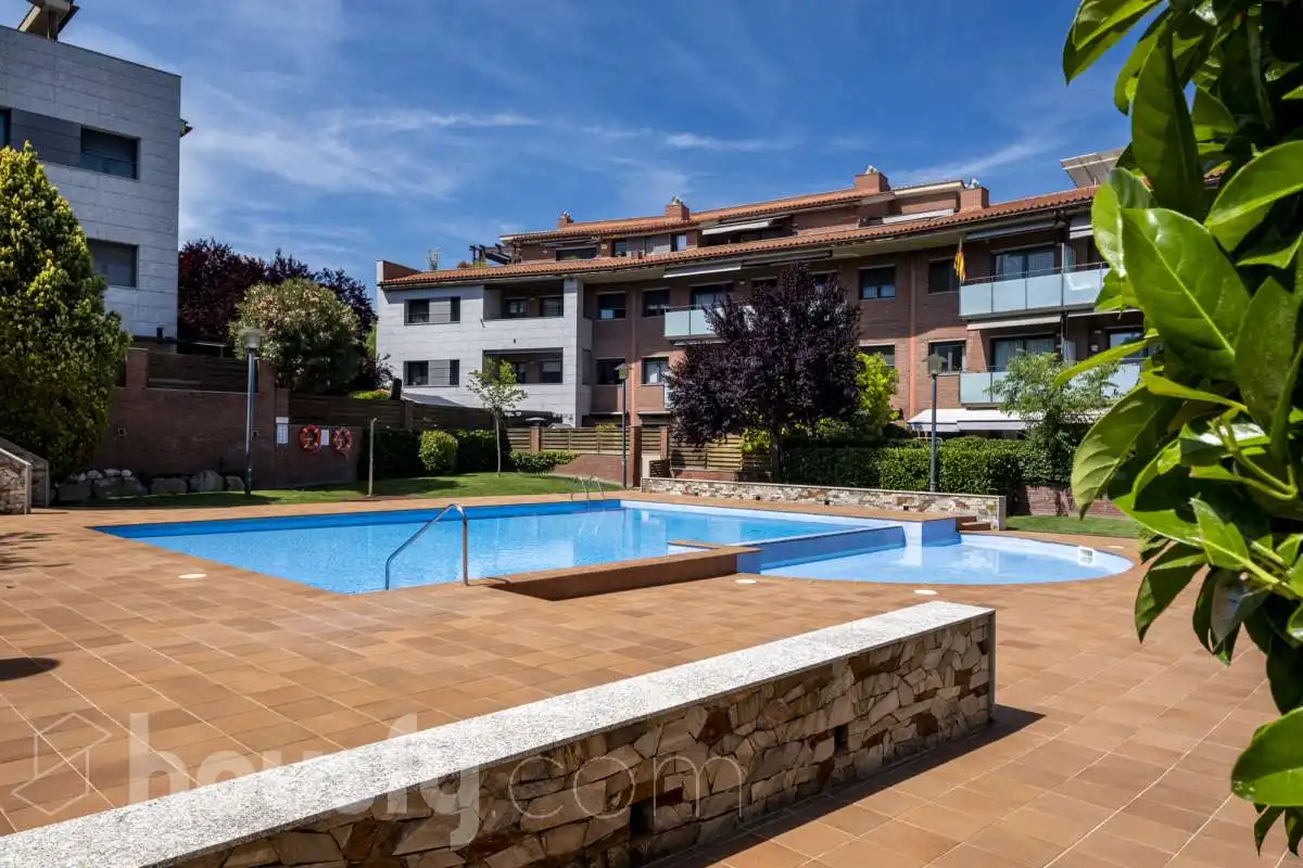 Swimming pool of Flat for sale in Sant Cugat del Vallès  with Air Conditioner, Heating and Private garden
