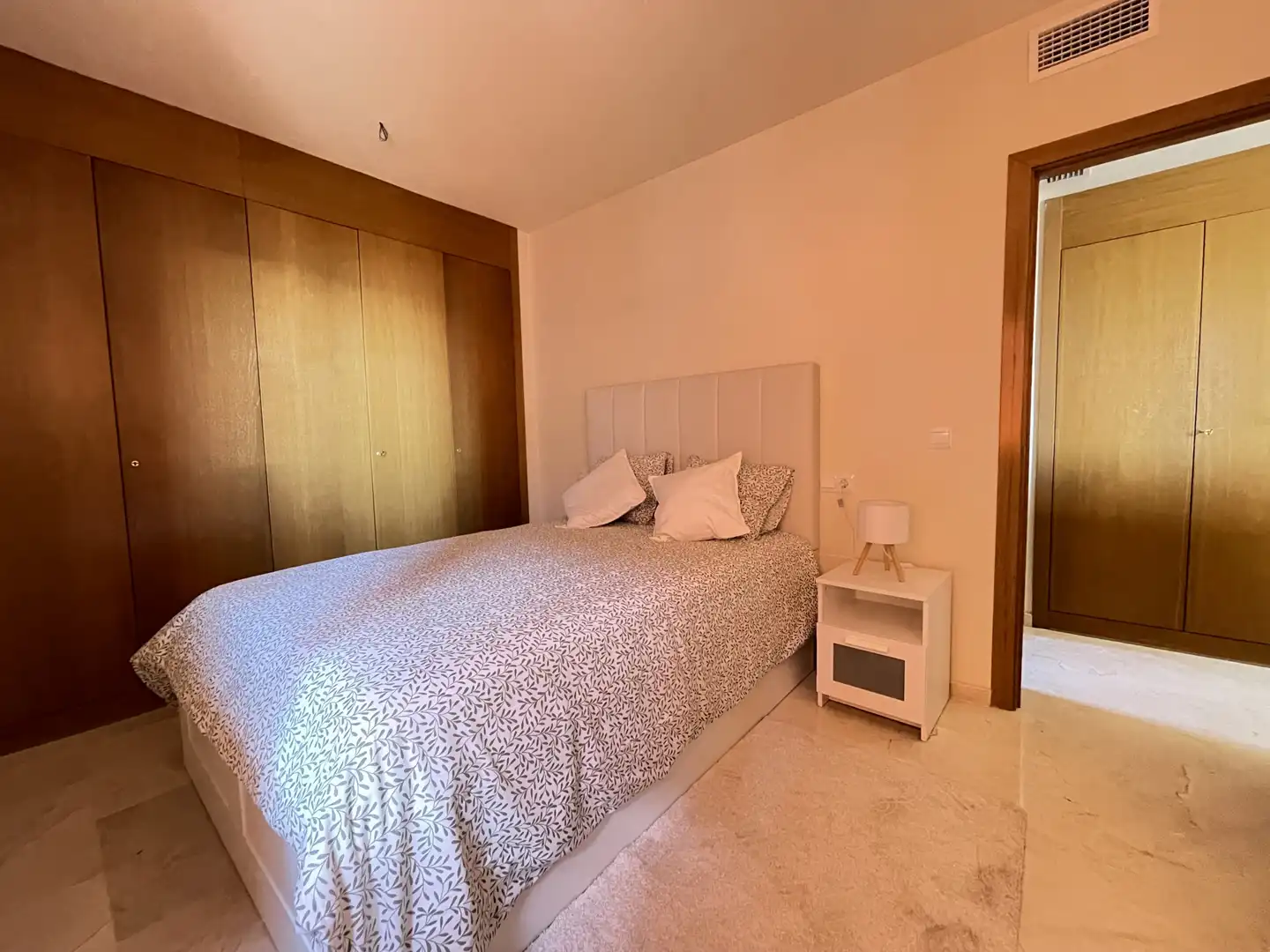 Dormitori de Apartament en venda en Estepona amb Aire condicionat, Terrassa i Traster