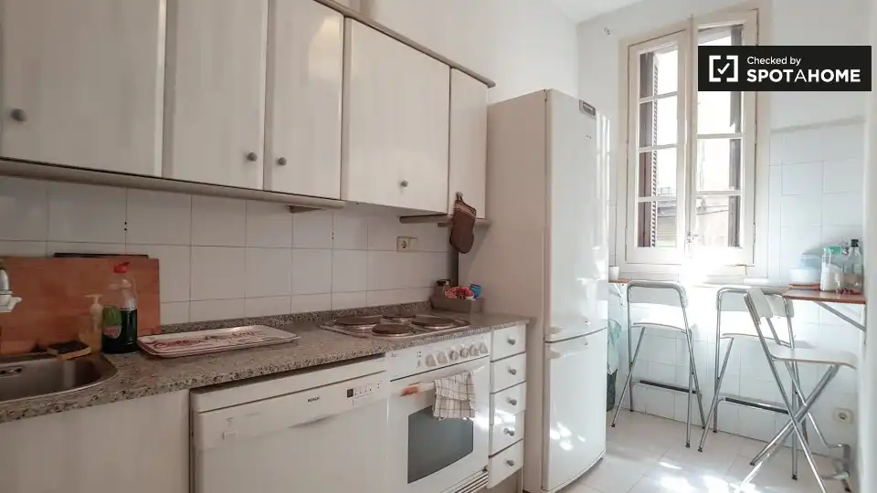 Cuina de Pis de lloguer en Barcelona amb Aire condicionat, Calefacció i Moblat