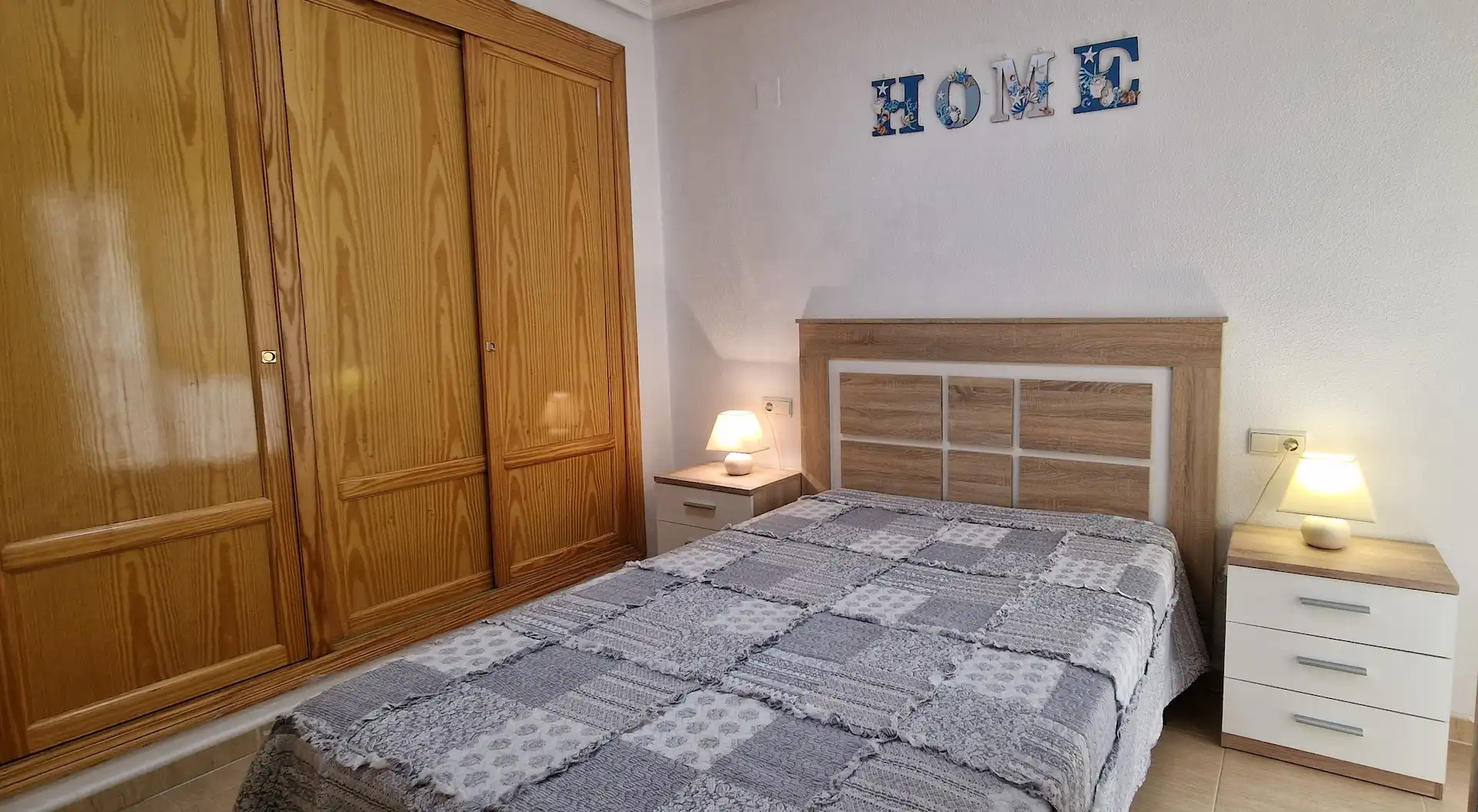 Dormitori de Apartament de lloguer en Guardamar del Segura amb Aire condicionat, Calefacció i Moblat