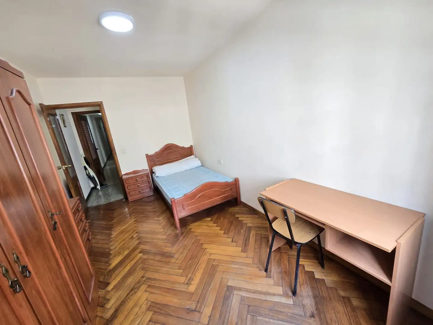 Dormitori de Pis de lloguer en Vigo  amb Parquet i Moblat