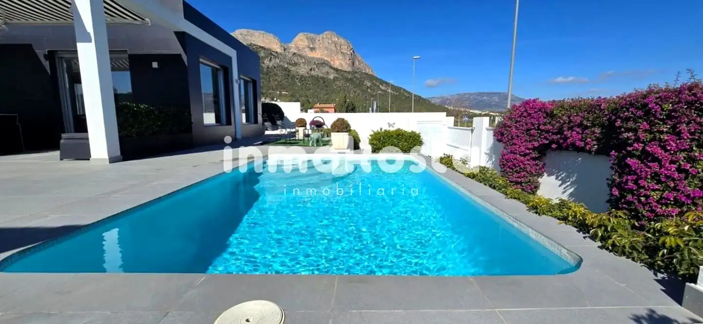 Vista exterior de Casa o xalet en venda en Polop amb Aire condicionat, Calefacció i Jardí privat
