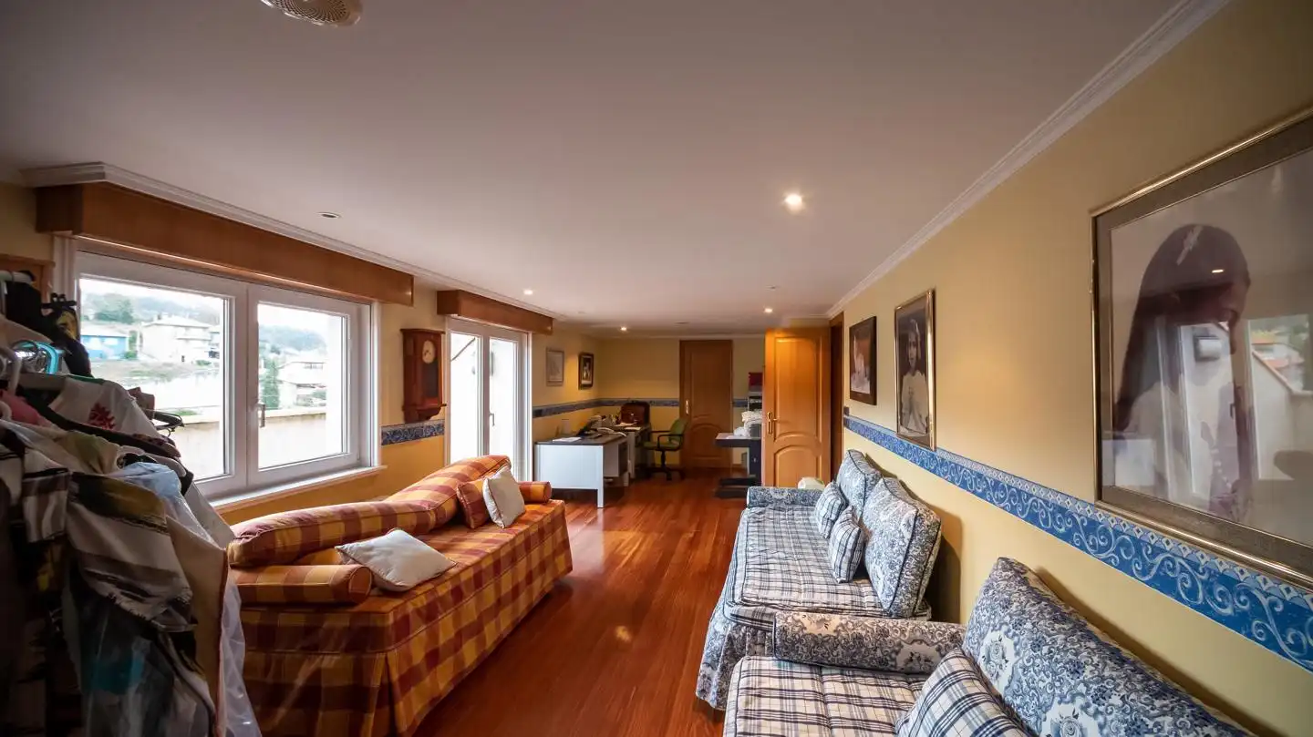 Sala d'estar de Casa o xalet en venda en Culleredo amb Jardí privat, Terrassa i Traster