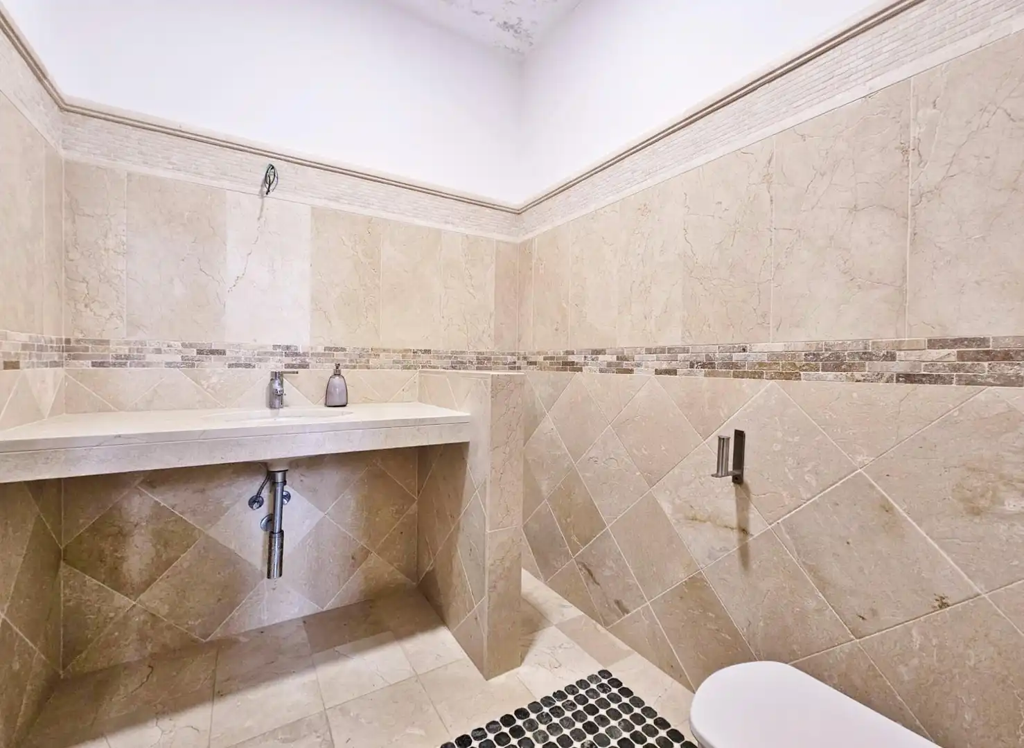 Bany de Casa o xalet en venda en Elche / Elx amb Aire condicionat, Calefacció i Jardí privat