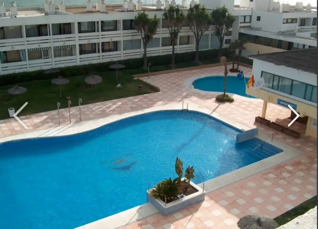 Piscina de Apartamento de alquiler en Almonte con Aire acondicionado, Terraza y Amueblado