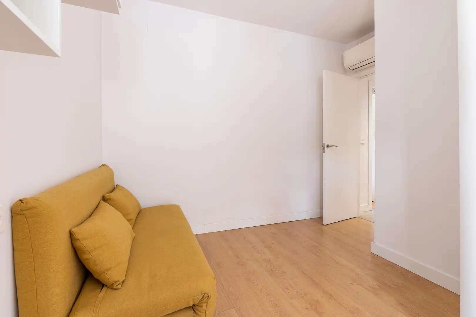 Habitación de Casa adosada en venta en Granada con Jardín privado y Balcón