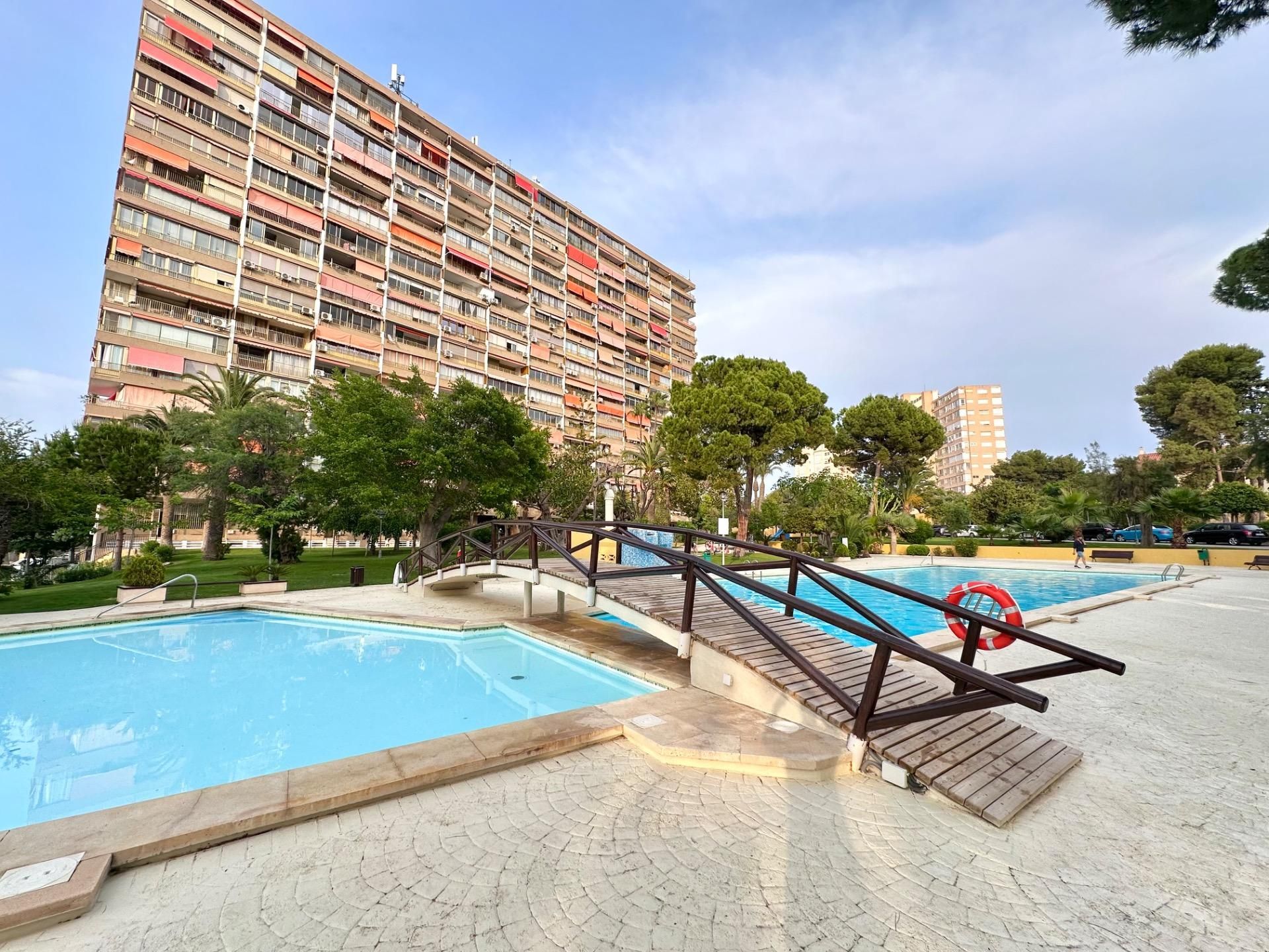 Piscina de Apartament de lloguer en Alicante / Alacant amb Aire condicionat, Jardí privat i Piscina comunitària