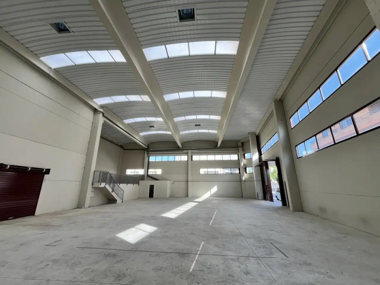 Vista exterior de Nau industrial de lloguer en Cerdanyola del Vallès amb Alarma