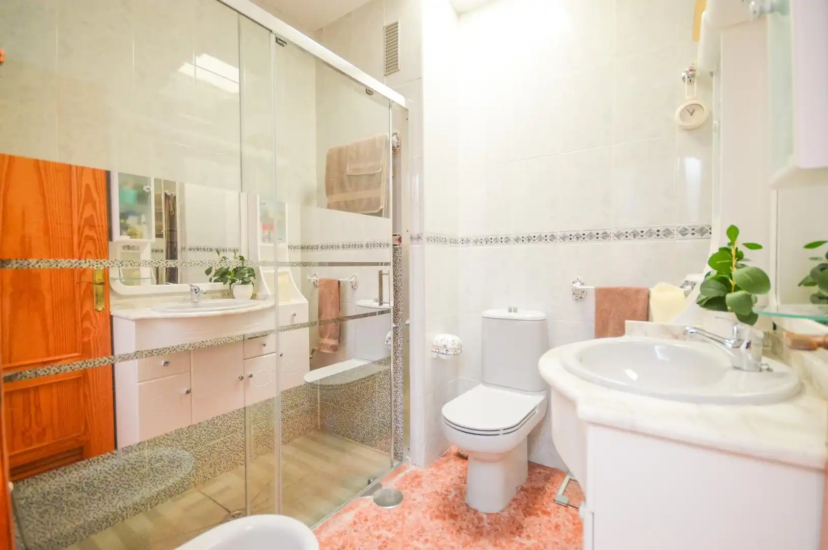 Badezimmer von Einfamilien-Reihenhaus zum Verkauf in Almería mit Klimaanlage und Abstellraum