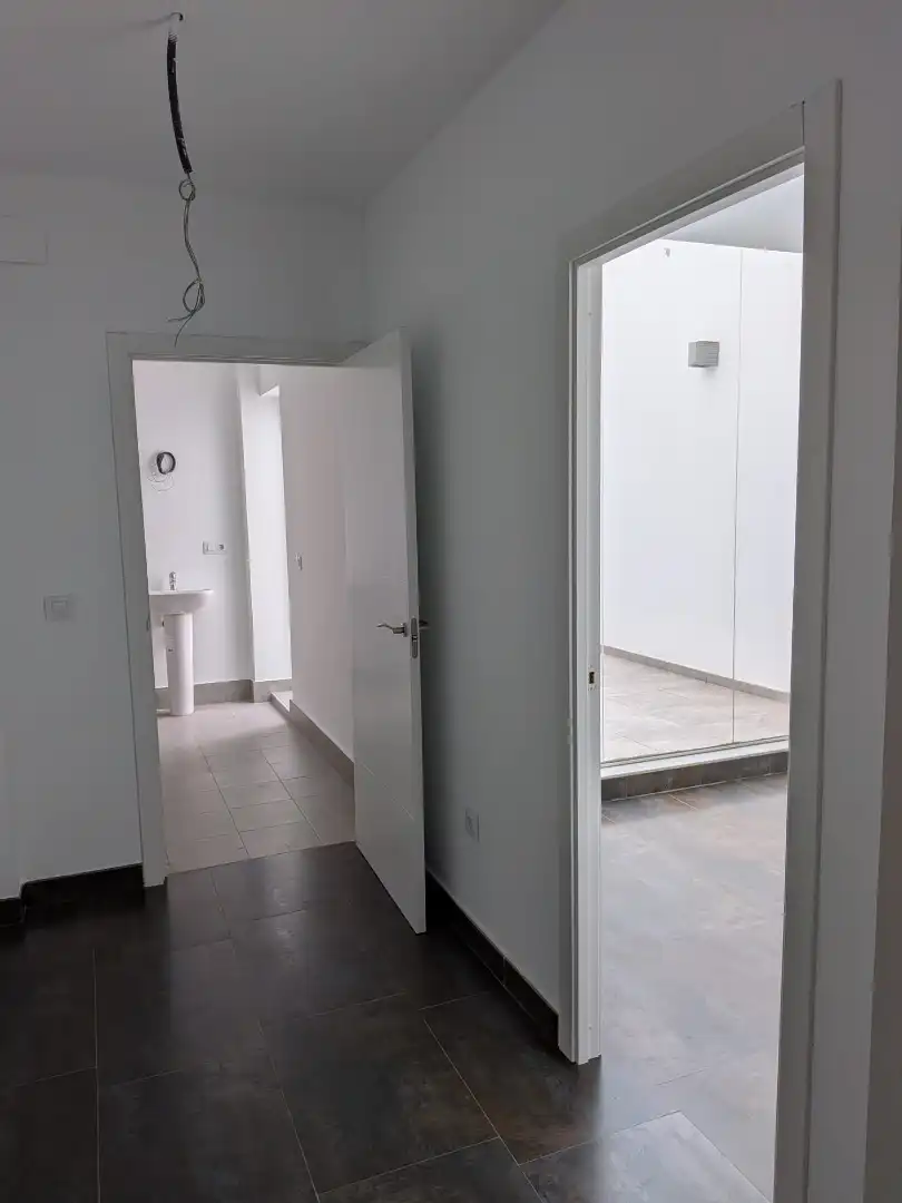 Badezimmer von Wohnung zur Miete in Dos Hermanas mit Klimaanlage, Heizung und Balkon