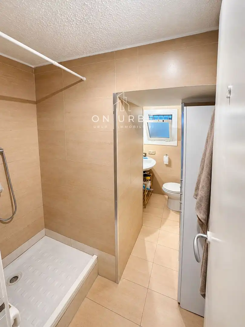 Bany de Local en venda en Barcelona amb Aire condicionat, Parquet i Moblat