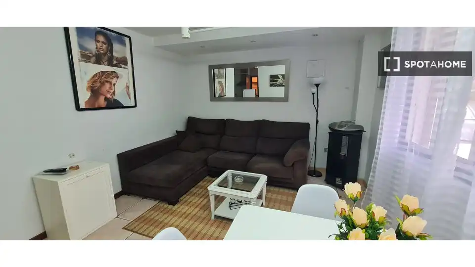 Living room of Flat for rent in Vigo   with Air Conditioner, Heating and Furnished