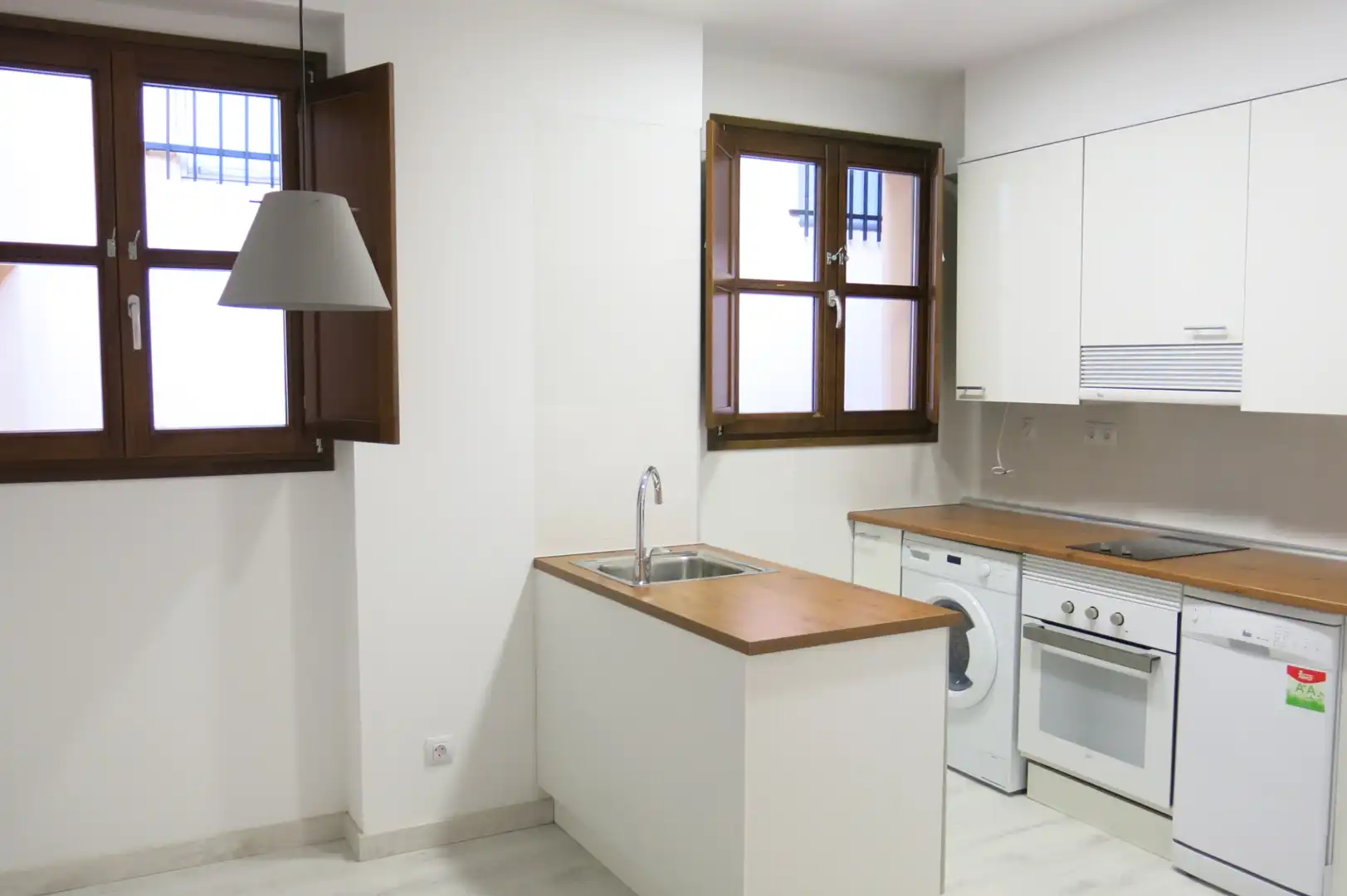 Cuina de Pis de lloguer en Madrid amb Aire condicionat, Calefacció i Forn