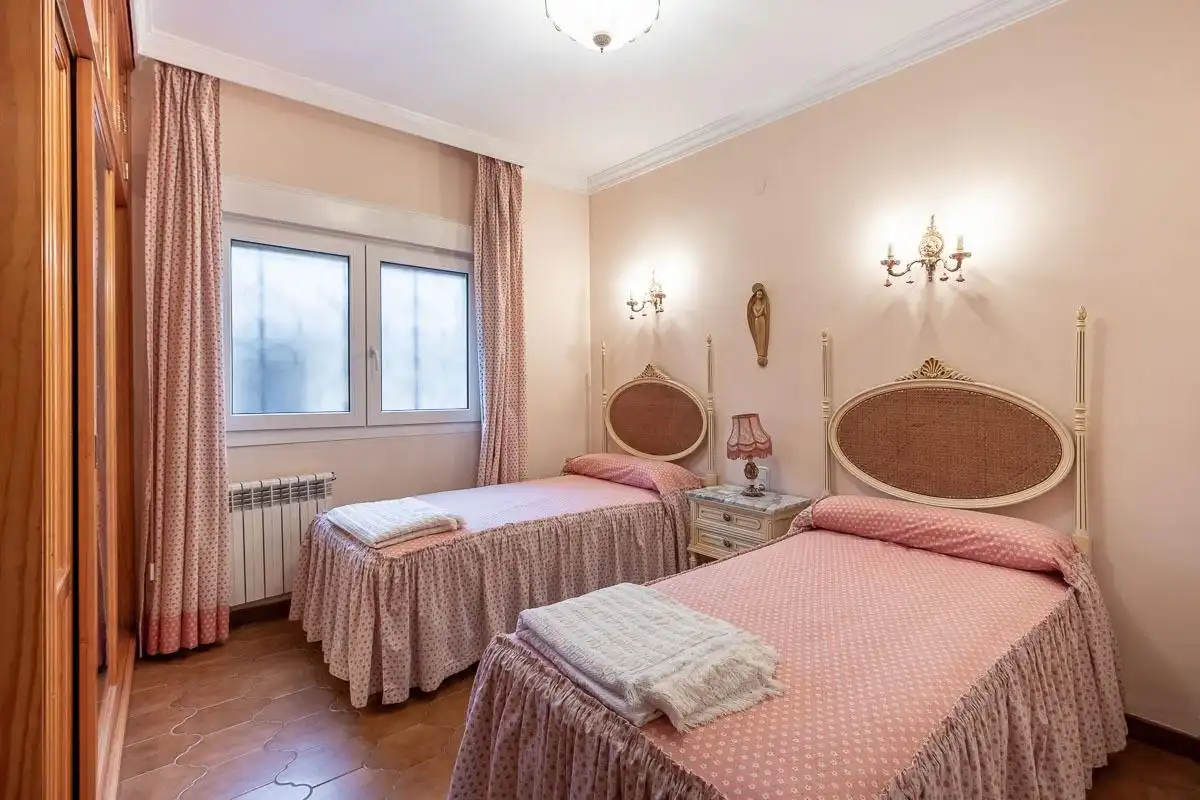 Schlafzimmer von Wohnung zur Miete in Jun mit Klimaanlage, Heizung und Privatgarten