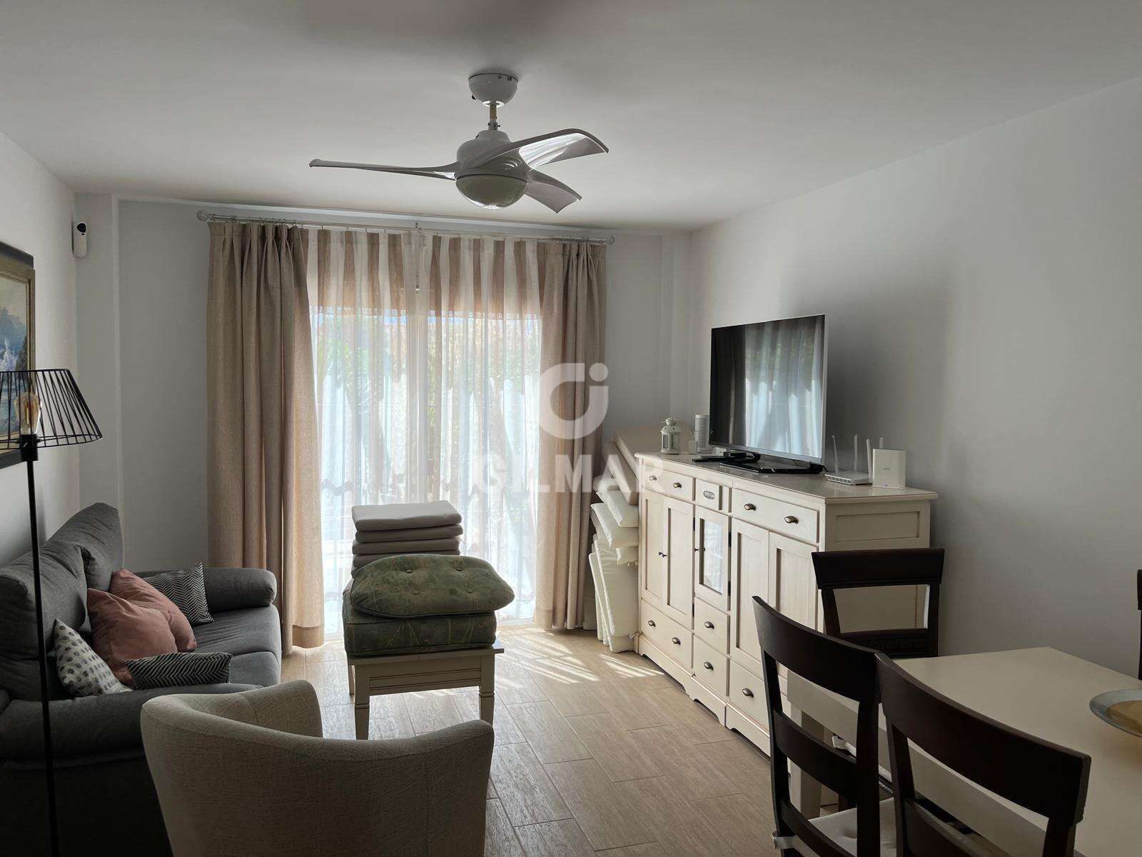 Sala d'estar de Casa adosada en venda en Zahara de los Atunes amb Jardí privat i Piscina