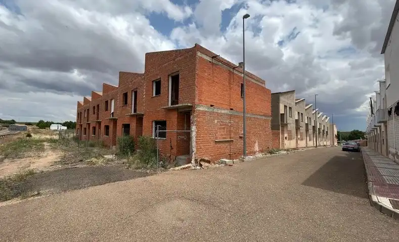Vista exterior de Edificio en venta en La Albuera