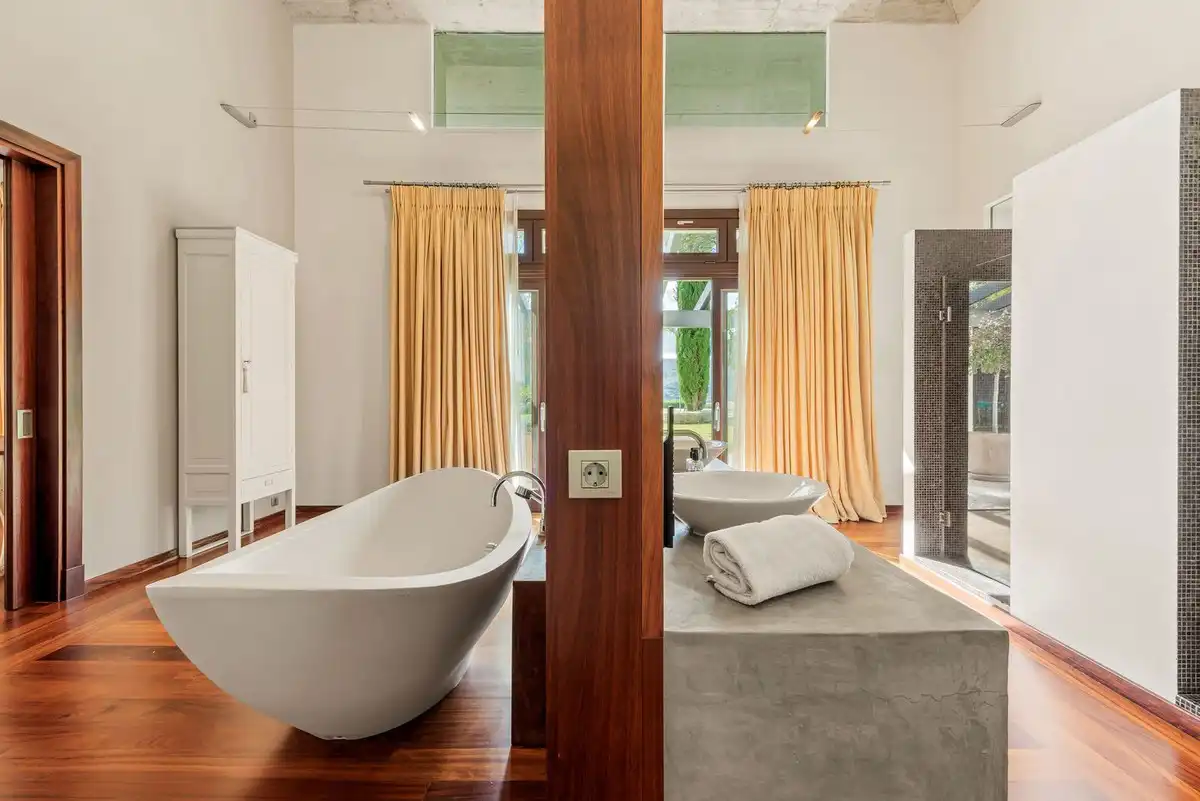 Badezimmer von Haus oder Chalet zum Verkauf in Benahavís mit Klimaanlage, Privatgarten und Terrasse