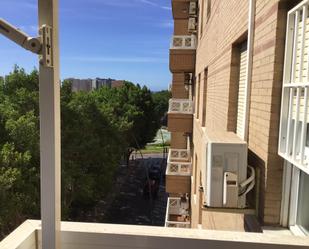 Vista exterior de Pis de lloguer en  Almería Capital amb Aire condicionat i Terrassa