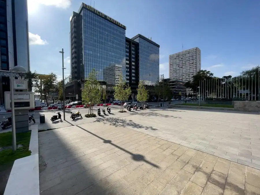 Vista exterior de Local de lloguer en Madrid amb Aire condicionat