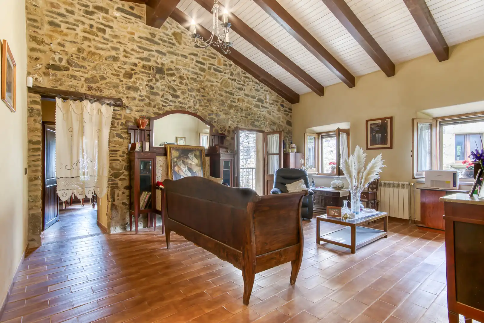 Wohnzimmer von Country house zum Verkauf in Sant Joan Les Fonts mit Klimaanlage, Heizung und Privatgarten