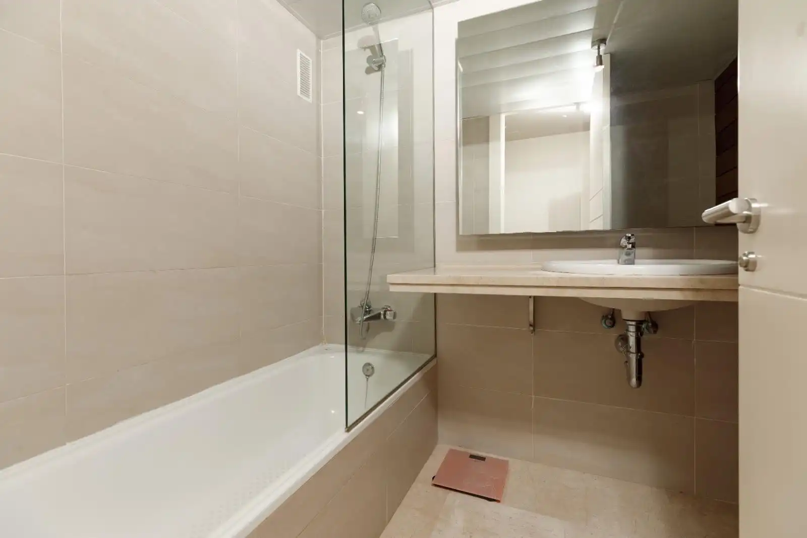 Badezimmer von Dachboden zum Verkauf in Manilva mit Klimaanlage, Heizung und Terrasse