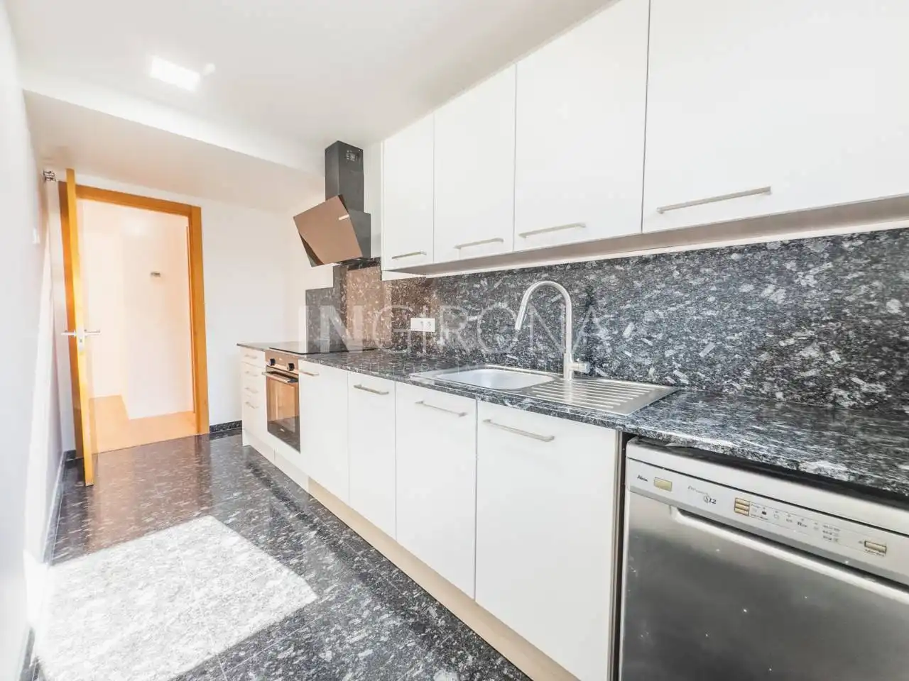 Cuina de Pis en venda en Girona amb Aire condicionat, Calefacció i Parquet