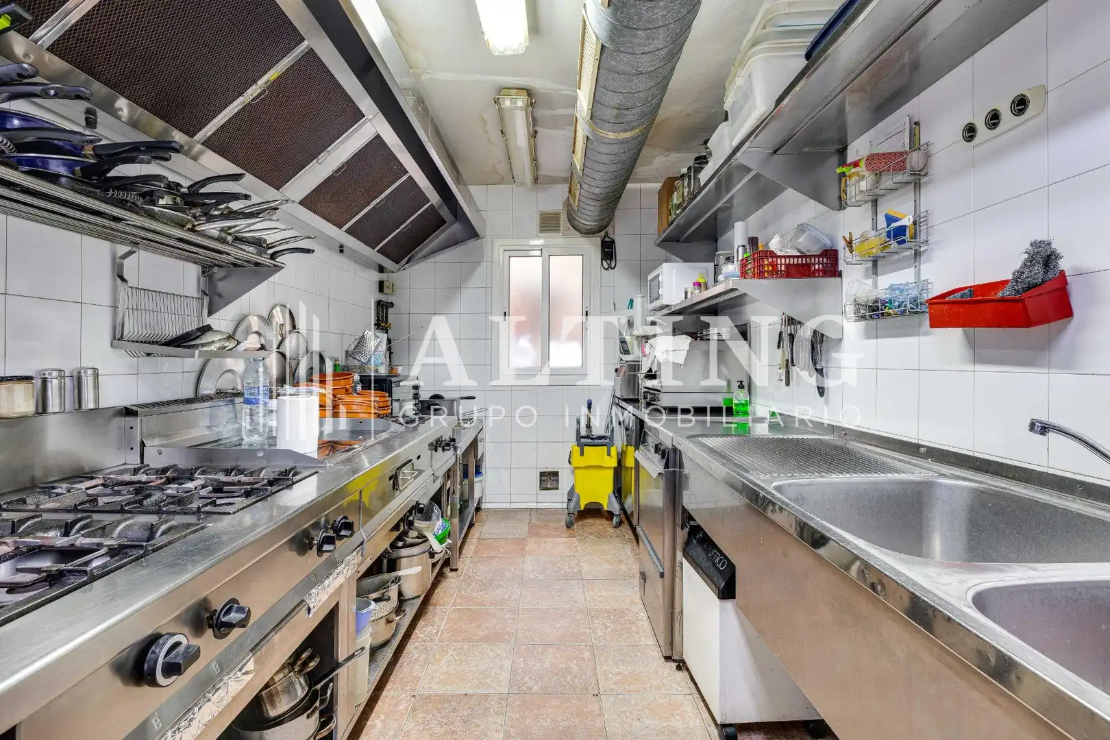 Cuina de Local en venda en Barcelona amb Aire condicionat i Moblat