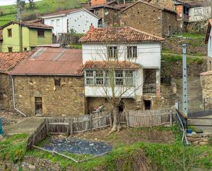 Vista exterior de Casa adosada en venda en Quirós amb Jardí privat i Terrassa