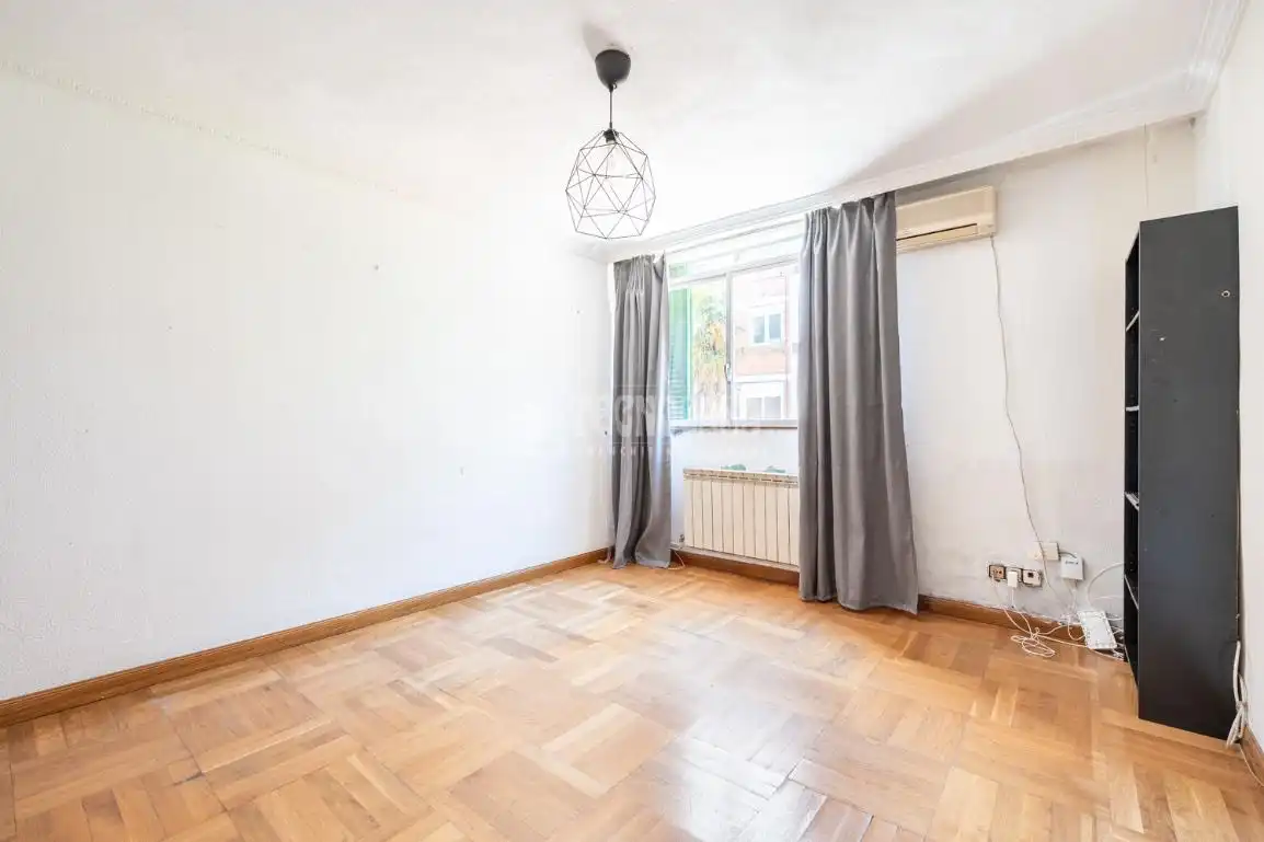Habitación de Piso en venta en Madrid con Calefacción y Trastero